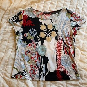 Floral Pattern Shirt in a size Medium.